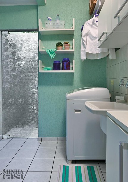 <span>De olho na sensação de amplitude e limpeza, elegeu-se o branco para os móveis. Os módulos, encaixados entre as duas janelas, exibem práticas portas basculantes, que não atrapalham quando abertas. Repare que o armário acima do tanque está em uma altura de fácil acesso. No alto, a arquiteta preferiu uma única prateleira. Ali vão cestos e enfeites. Projeto da arquiteta Eliana Franklin.</span> <span>De olho na sensação de amplitude e limpeza, elegeu-se o branco para os móveis. Os módulos, encaixados entre as duas janelas, exibem práticas portas basculantes, que não atrapalham quando abertas. Repare que o armário acima do tanque está em uma altura de fácil acesso. No alto, a arquiteta preferiu uma única prateleira. Ali vão cestos e enfeites. Projeto da arquiteta Eliana Franklin.</span>