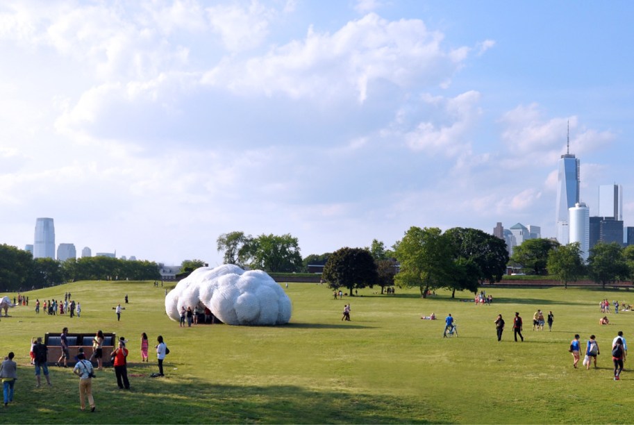 Head in the Clouds Pavilion - Nova York - STUDIOKCA. Garrafas de plástico recicladas.