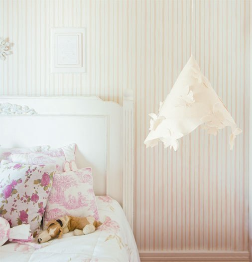 Faça você mesmo uma luminária de feltro com apliques de borboleta