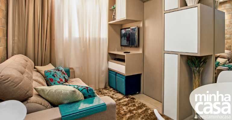 <span>Na sala de estar, imperam tonalidades próximas ao bege do piso original, mantido em todo o apê. A neutralidade é quebrada por itens azuis, como os pufes. Eles também funcionam como baús e contam com rodízios, permitindo que, após o uso, sejam encaixados sob o rack. Projeto do escritório Only Design.</span> <span>Na sala de estar, imperam tonalidades próximas ao bege do piso original, mantido em todo o apê. A neutralidade é quebrada por itens azuis, como os pufes. Eles também funcionam como baús e contam com rodízios, permitindo que, após o uso, sejam encaixados sob o rack. Projeto do escritório Only Design.</span>