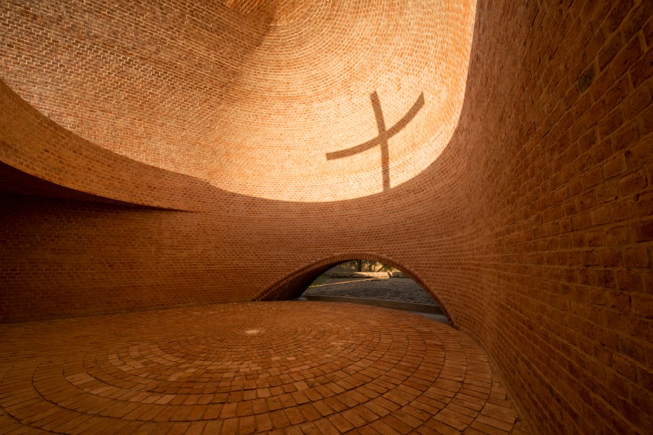 Capilla San Bernardo - Argentina - Por Nicolás Campodonico. Tijolos reciclados de uma casa.