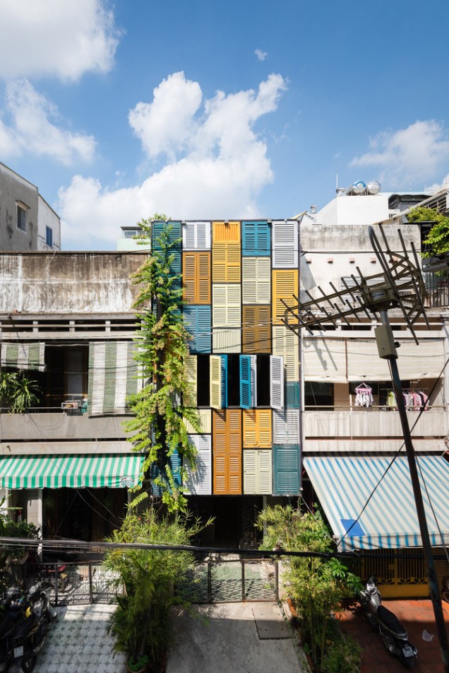 Vegan House - vietnã - Por Block Architects. janelas recicladas.