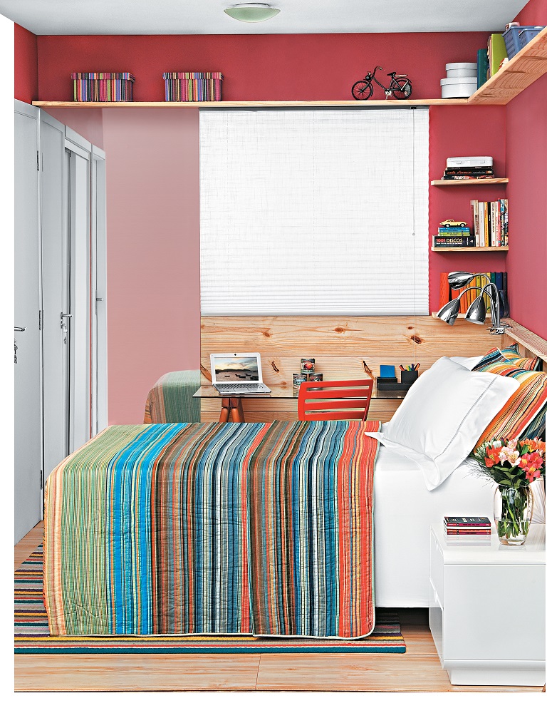 Quarto de casal com closet e canto para trabalho