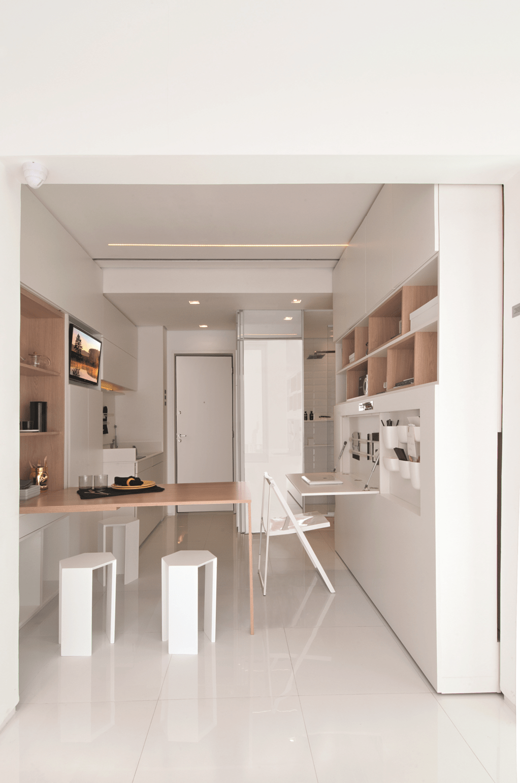 Apê completo em 14 m² com frigobar, home office e sofá cama retrátil