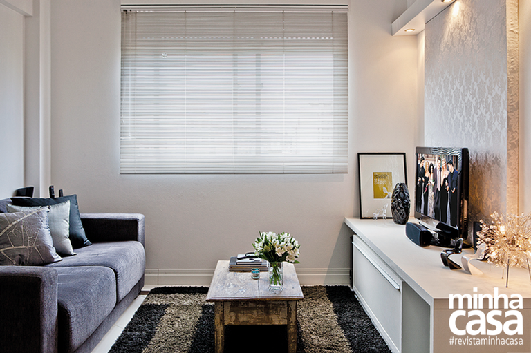 <span>A moradora insistiu em ter iluminação embutida no estar, apesar de o orçamento não prever forro de gesso. Então a decoradora Cláudia Bitelo projetou uma longa prateleira que recebeu quatro pontos de lâmpadas dicroicas.</span> <span>A moradora insistiu em ter iluminação embutida no estar, apesar de o orçamento não prever forro de gesso. Então a decoradora Cláudia Bitelo projetou uma longa prateleira que recebeu quatro pontos de lâmpadas dicroicas.</span>