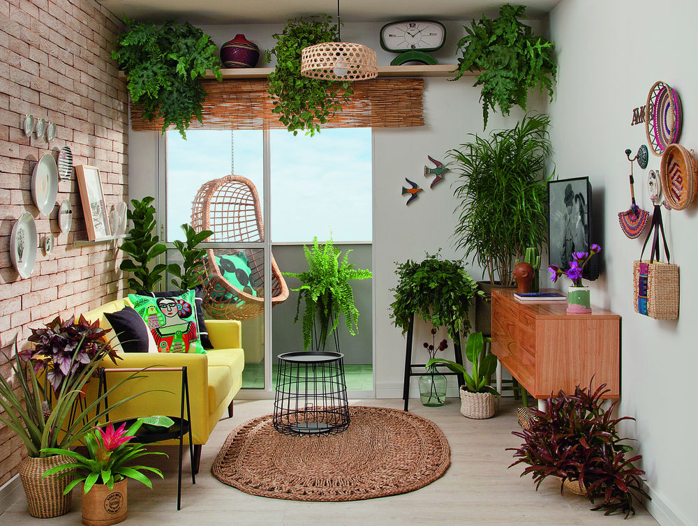Sala de estar e varanda com inspiração urban jungle tem tijolinhos e horta