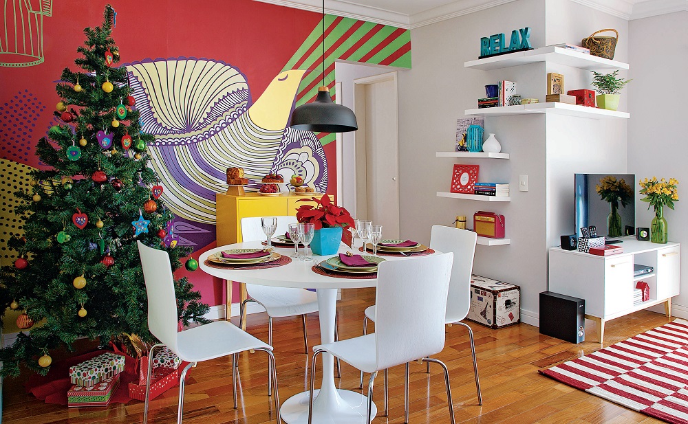 Salas de estar e jantar decoradas para o Natal