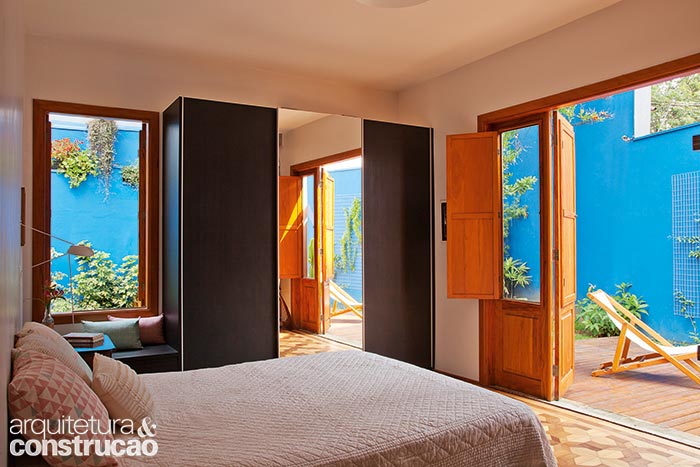 Do quarto do casal é possível acessar o deck e caminhar até o gramado, nos fundos. O piso de tacos também teve seu desenho original mantido. Do quarto do casal é possível acessar o deck e caminhar até o gramado, nos fundos. O piso de tacos também teve seu desenho original mantido.