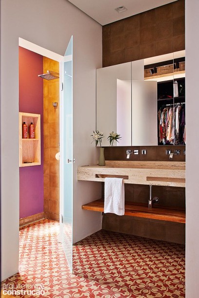 Cada área molhada recebeu um ladrilho hidráulico diferente. No banheiro da suíte, o modelo (Ladrilar) se combina com a bancada de concreto (Casa Franceza), feita sob medida. Cada área molhada recebeu um ladrilho hidráulico diferente. No banheiro da suíte, o modelo (Ladrilar) se combina com a bancada de concreto (Casa Franceza), feita sob medida.