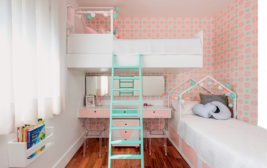 <span>As camas com formato de casinha d&atilde;o gra&ccedil;a ao projeto. Instalar uma delas suspensa foi a solu&ccedil;&atilde;o encontrada para ganhar espa&ccedil;o: &ldquo;Chumbada na parede, ela ainda tem a sustenta&ccedil;&atilde;o refor&ccedil;ada pela escada&rdquo;, explica a designer de interiores T&aacute;ssia Pereira.</span>