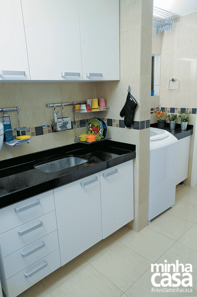 <span>De granito preto são marcos, a bancada se repete na área de serviço. Projeto da designer de interiores Gabriela Alencar .</span> <span>De granito preto são marcos, a bancada se repete na área de serviço. Projeto da designer de interiores Gabriela Alencar .</span>