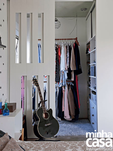 Ideal para abrigar o closet, o espa&ccedil;o anexo ao dormit&oacute;rio foi equipado com uma porta de correr e um arm&aacute;rio (Marcenaria Cruciaki).