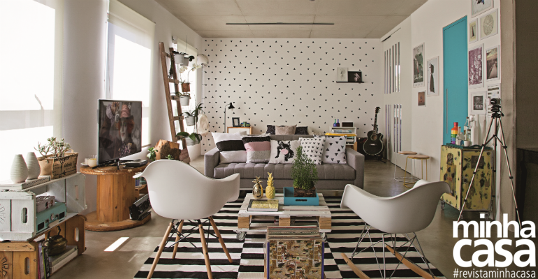 <span>Rec&eacute;m-entregue, o ap&ecirc; j&aacute; veio da construtora com acabamentos contempor&acirc;neos: piso de cimento queimado e teto e divis&oacute;rias estruturais de concreto aparente. A decora&ccedil;&atilde;o feita pelo casal dialoga com esse estilo &ndash; por aqui, n&atilde;o faltam itens feitos &agrave; m&atilde;o e bons exemplos de reaproveitamento.</span>