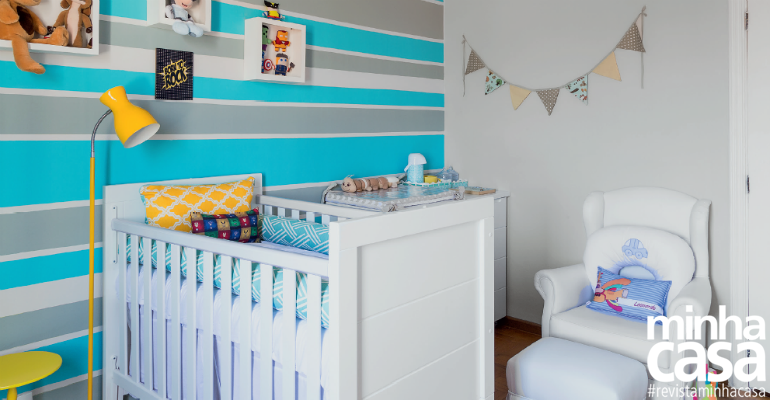 Uma combina&ccedil;&atilde;o de tons alegres foi escolhida para decorar o dormit&oacute;rio de Leonardo, primeiro filho do securit&aacute;rio Leandro e de Cristiane, autora do blog A Melhor Casa do Mundo. &ldquo;Queria um projeto descolado e duradouro, que combinasse com o nosso perfil&rdquo;, diz a mam&atilde;e.
