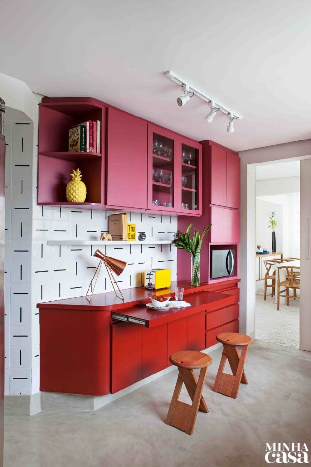 <span>Antes com acabamento laminado, os armários receberam primer automotivo (Lazzudur P710, da Sherwin-Williams), que tornou sua superfície porosa, possibilitando a aderência do esmalte sintético acetinado (Metalatex Requinte Superlavável, da Sherwin-Williams). Os tons foram pinçados de detalhes de uma estante da sala – no módulo superior, foi usada a cor Rambling Rose, ref. SW 6305; no inferior, Fireweed, ref. SW 6328. </span>Projeto do <span>arquiteto </span><span>Flavio Castro, do escritório FCstudio.</span> <span>Antes com acabamento laminado, os armários receberam primer automotivo (Lazzudur P710, da Sherwin-Williams), que tornou sua superfície porosa, possibilitando a aderência do esmalte sintético acetinado (Metalatex Requinte Superlavável, da Sherwin-Williams). Os tons foram pinçados de detalhes de uma estante da sala – no módulo superior, foi usada a cor Rambling Rose, ref. SW 6305; no inferior, Fireweed, ref. SW 6328. </span>Projeto do <span>arquiteto </span><span>Flavio Castro, do escritório FCstudio.</span>