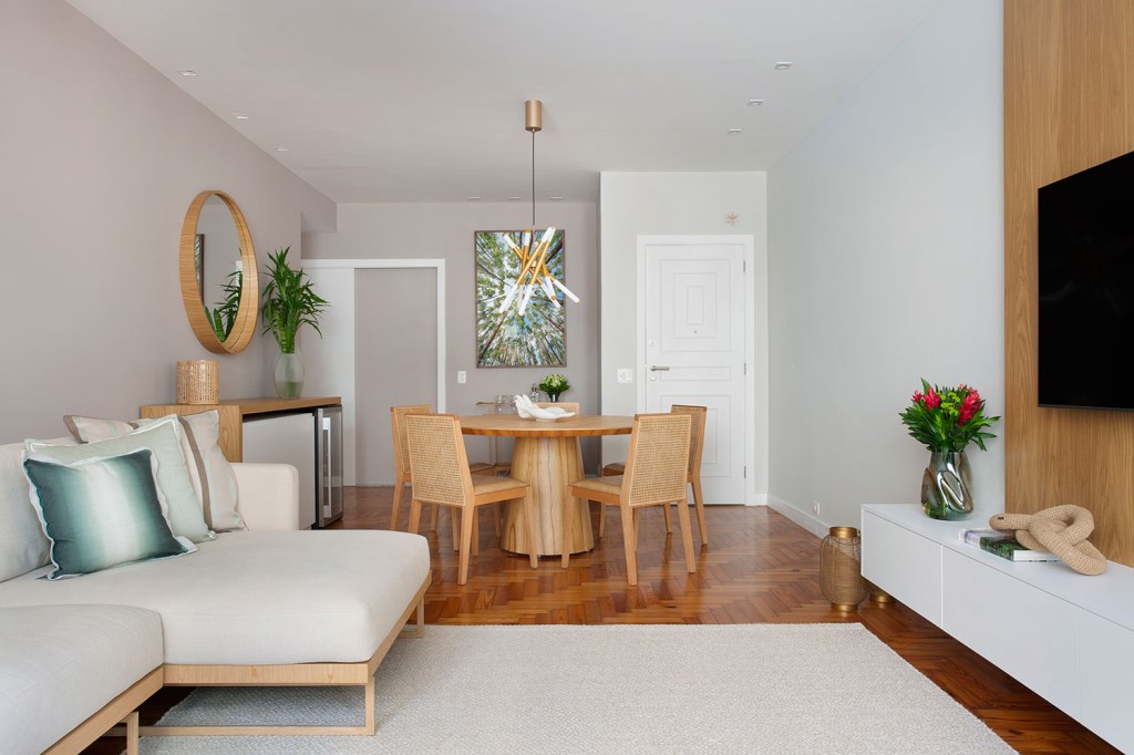 Madeira clara e base neutra dão atmosfera calma para apê no litoral