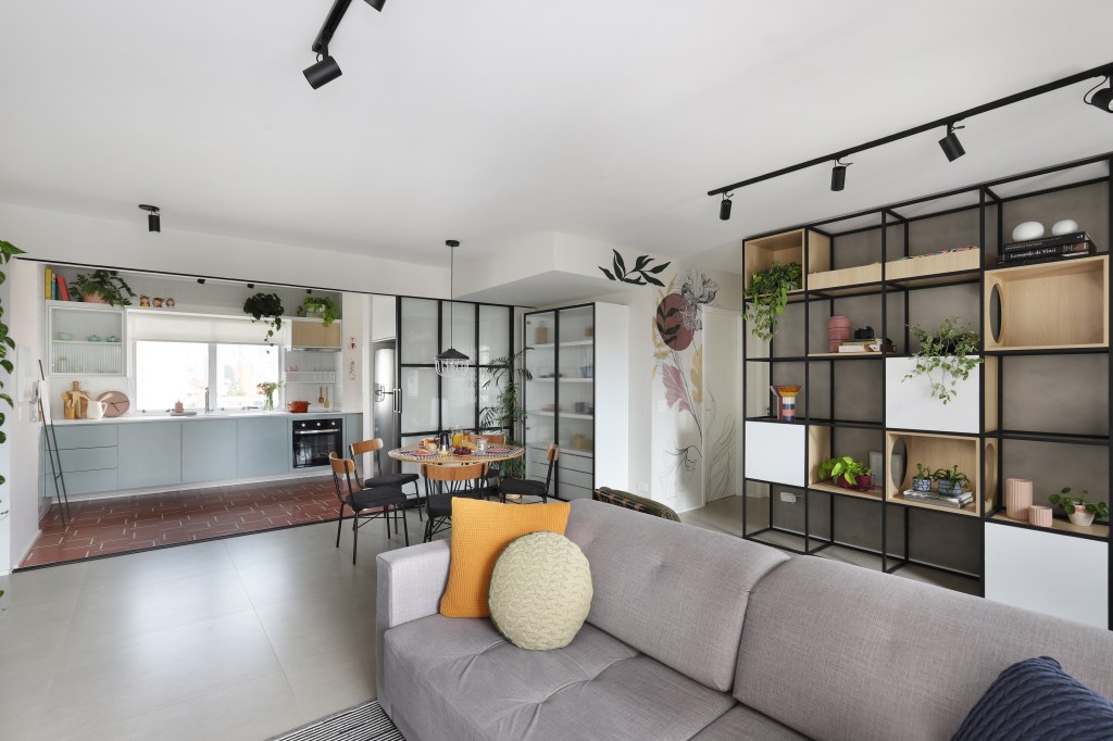 apartamento pequeno; sofá cinza; piso de porcelanato; cozinha integrada; estante com nichos