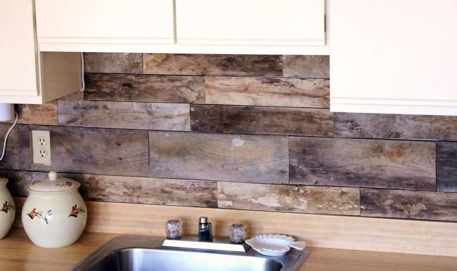 Backsplash &ndash; A empreendedora e negociante de antiguidades Dana, do blog de design Circa Dee, queria dar uma melhorada na sua cozinha antiquada. Alguns pallets depois e ela conquistou um backsplash super criativo! Ela cortou as placas em se&ccedil;&otilde;es de 45 cent&iacute;metros e deixou a madeira crua para o efeito m&aacute;ximo de desgaste. Como alternativa, voc&ecirc; pode optar por selar as placas do pallet para prote&ccedil;&atilde;o contra umidade.