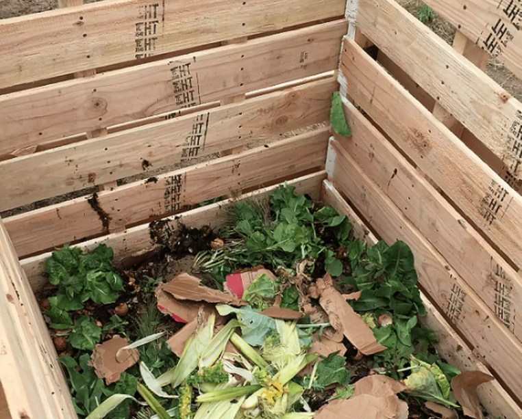 Composteira – Atrás de uma caixa de compostagem que se constrói sozinha? Quase. Os silos de compostagem sempre precisam de um número generoso de ranhuras longas para aerar a matéria orgânica, de modo que os pallets formam as quatro paredes perfeitas do escaninho. Além dos pallets, foram utilizados tirantes para prendê-los no lugar.