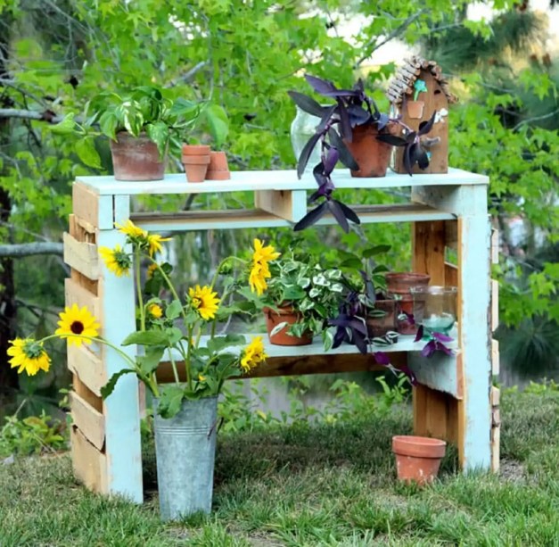 Suporte para vasos de planta – Dois pallets de madeira e uma camada de tinta azul é tudo o que é necessário para fazer este suporte para vasinhos de jardim. A designer de casa e jardim, Ananda, do blog de design A Piece of Rainbow, passou apenas uma tarde fazendo o banco funcional.