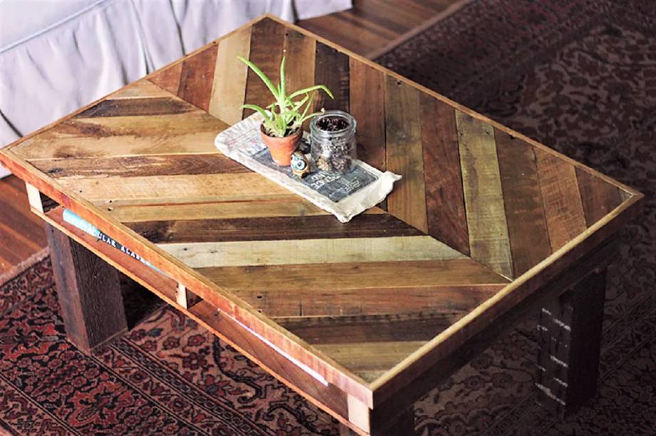 Centro de mesa de chevron &ndash; As t&aacute;buas de madeira com padr&atilde;o chevron aumentaram o interesse visual nesta mesa de centro DIY dos artes&atilde;os Caitlin e Manda, do The Merry Thought. Todas as placas de pallets s&atilde;o coladas e pregadas diretamente em uma base de madeira compensada para suporte estrutural.