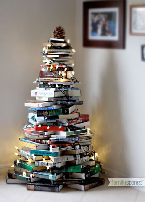 Você também pode empilhar livros e usar luzes de Natal para criar uma árvore bem intelectual.