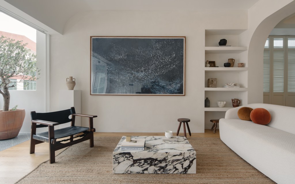 Toques de design modernista enfatizam espaços sociais deste apê de 120 m²