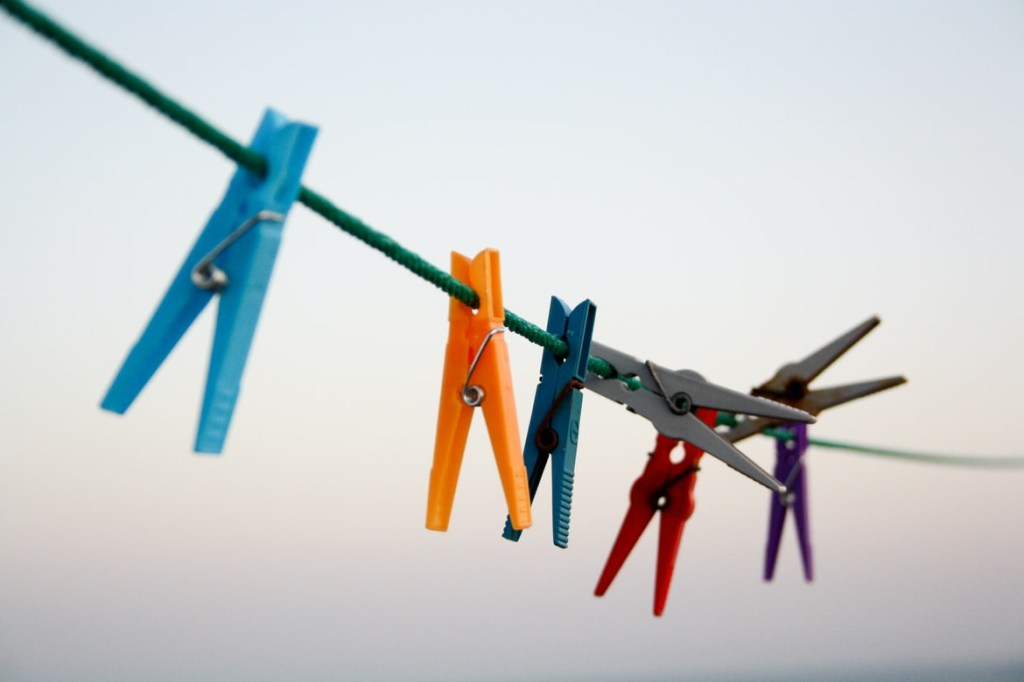 5-dicas-para-usar-o-prendedor-de-roupa-casa.com-unsplash-6-felix-prado 5-dicas-para-usar-o-prendedor-de-roupa-casa.com-unsplash-6-felix-prado