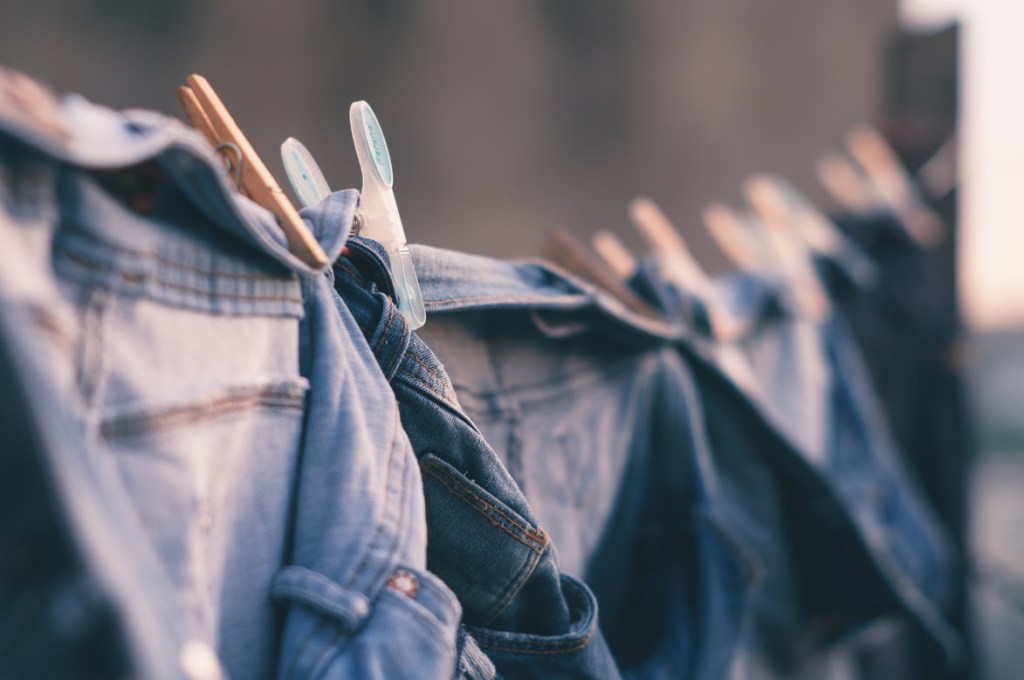 5-dicas-para-usar-o-prendedor-de-roupa-casa.com-unsplash-7-bruno-nascimento 5-dicas-para-usar-o-prendedor-de-roupa-casa.com-unsplash-7-bruno-nascimento