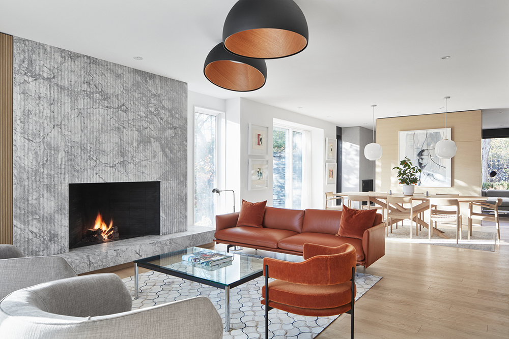 Casa branca e preta reimagina o clima sereno do campo com estilo clean