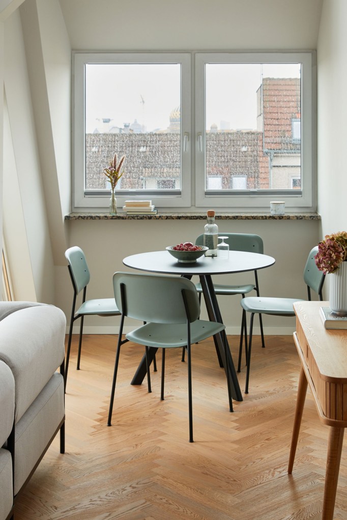 reforma-em-ape-na-alemanha-traz-cor-e-visual-mais-moderno-casa.com-kathy-kunz-interiors-sabine-zoltnere-8