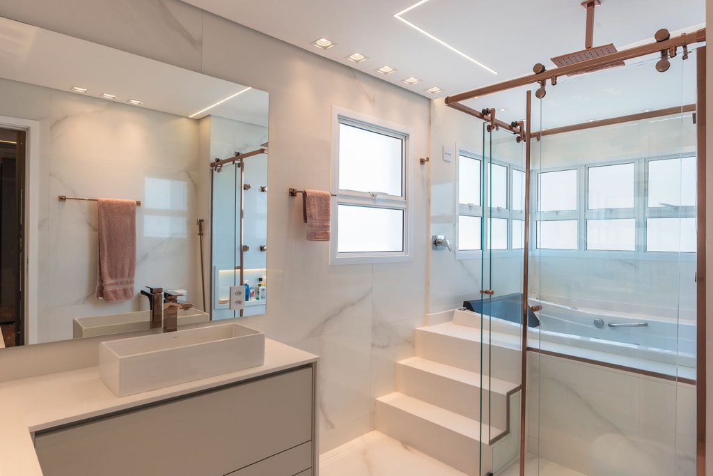trace-arq-e-design-tons-de-cinza-e-amadeirado-dominam-reforma-com-integracao-de-ape-BANHO-SRA-I-(2) trace-arq-e-design-tons-de-cinza-e-amadeirado-dominam-reforma-com-integracao-de-ape-BANHO-SRA-I-(2)