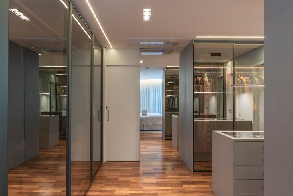 trace-arq-e-design-tons-de-cinza-e-amadeirado-dominam-reforma-com-integracao-de-ape-CASAL trace-arq-e-design-tons-de-cinza-e-amadeirado-dominam-reforma-com-integracao-de-ape-CASAL