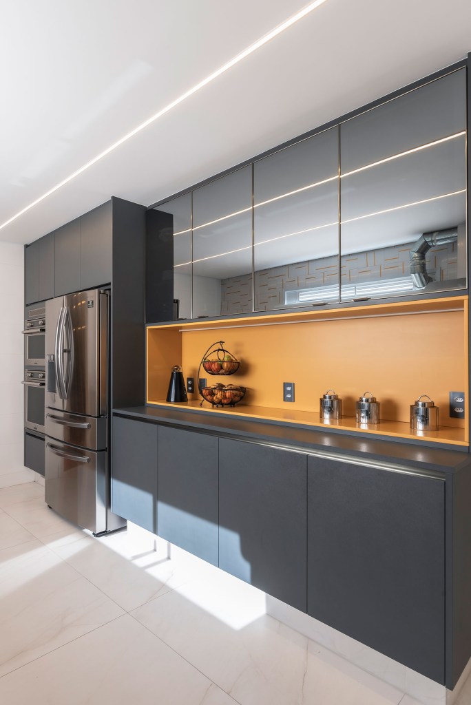 trace-arq-e-design-tons-de-cinza-e-amadeirado-dominam-reforma-com-integracao-de-ape-COZINHA-II trace-arq-e-design-tons-de-cinza-e-amadeirado-dominam-reforma-com-integracao-de-ape-COZINHA-II