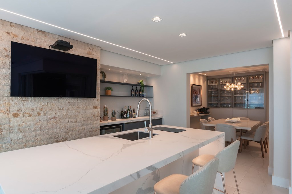 trace-arq-e-design-tons-de-cinza-e-amadeirado-dominam-reforma-com-integracao-de-ape-GOURMET-COM-ILHA-2 trace-arq-e-design-tons-de-cinza-e-amadeirado-dominam-reforma-com-integracao-de-ape-GOURMET-COM-ILHA-2