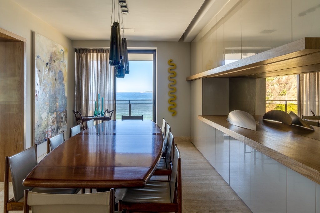 10-apartamento-de-296-m-2-com-vista-incrivel-e-todo-reformado-no-rio Sala de jantar com vista para praia