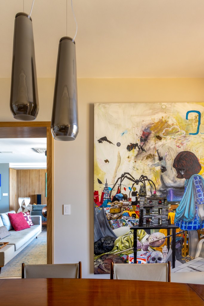 11-apartamento-de-296-m-2-com-vista-incrivel-e-todo-reformado-no-rio Detalhe de quadro de arte em sala
