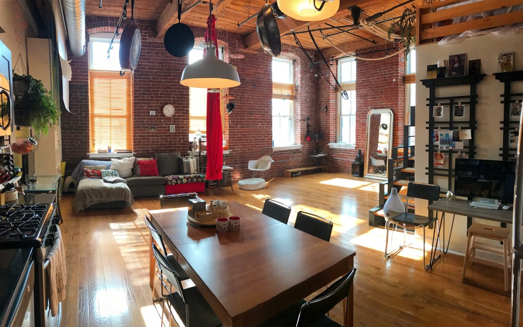 2-como-fazer-a-decoração-de-um-loft-industrial Loft de estilo industrial com tijolinhos na parede e integração de ambientes