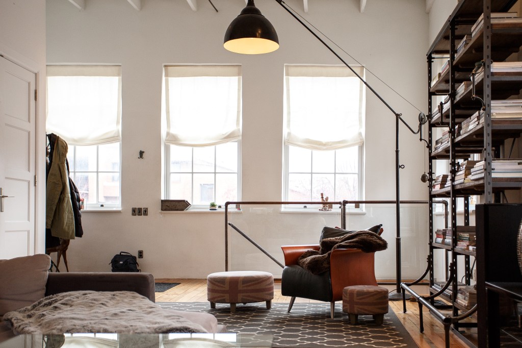 3-como-fazer-a-decoração-de-um-loft-industrial Estilo industrial aplicado em loft com luminária de piso, janelas amplas