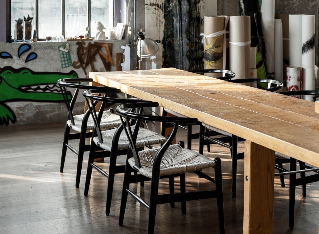 7-como-fazer-a-decoração-de-um-loft-industrial Loft de estilo industrial com graffiti na parede