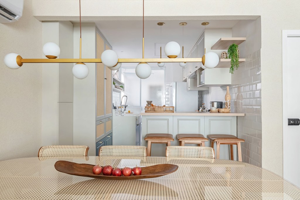 ape-de-140-m²-recebe-reforma-que-mescla-estilo-provencal-com-boho-chic-carol-zamboni-arquitetos-giovanna-goncalves-24 Cozinha provençal