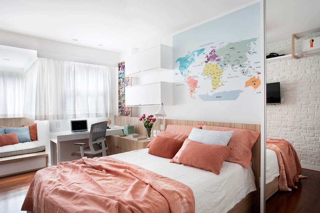 cobertura-no-leblon-vira-o-novo-lar-de-uma-familia-que-buscava-mais-espaco-casa.com-carmen-zaccaro-juliano-colodeti-mca-estudio-19-quarto-filha-home-office cobertura-no-leblon-vira-o-novo-lar-de-uma-familia-que-buscava-mais-espaco-casa.com-carmen-zaccaro-juliano-colodeti-mca-estudio-19-quarto-filha-home-office