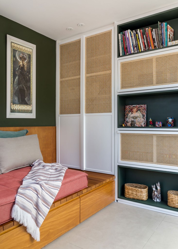no-rio-cobertura-duplex-de-130-m²-ganha-projeto-de-decoracao-e-marcenaria-casa.com-co+lab-arq-e-int-luiza-schreier-6 MOvel branco com palha nas portas