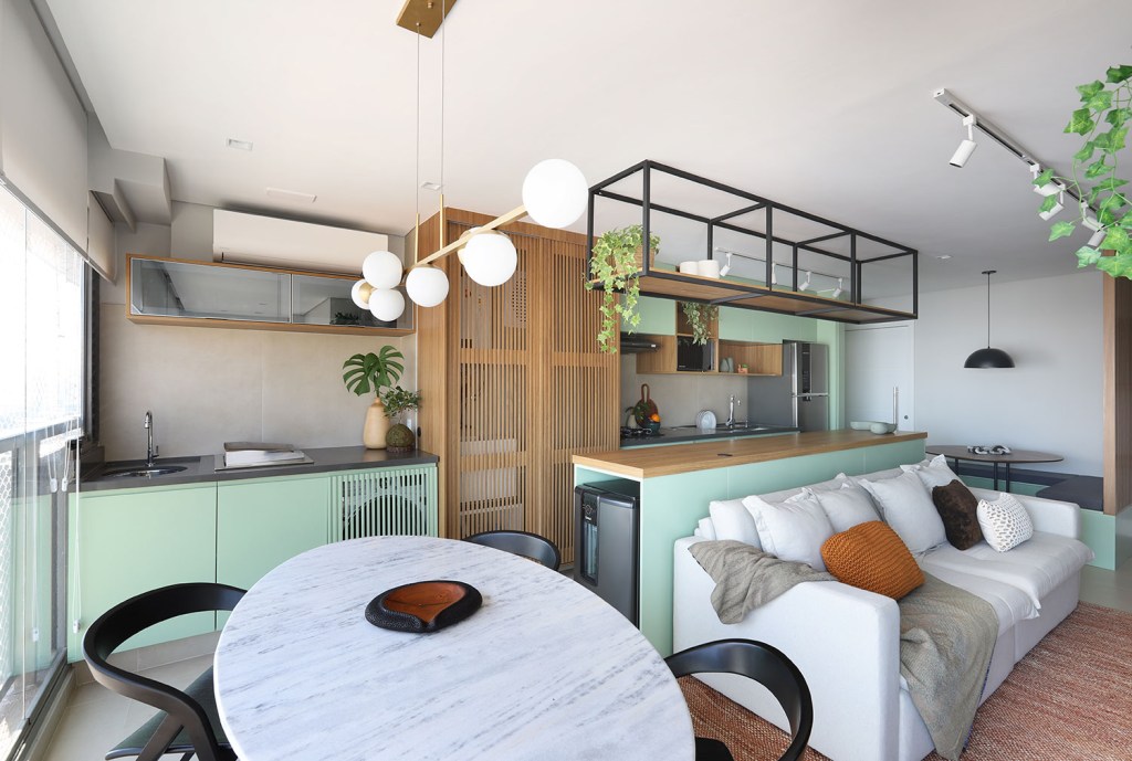 reforma-aumenta-espaco-de-armazenamento-em-ape-de-70-m²-casa.com-lilutz-arquitetura-mariana-orsi-1 Sala de estar integrada com varan e cozinha, com móveis em tons de madeira e verde claro