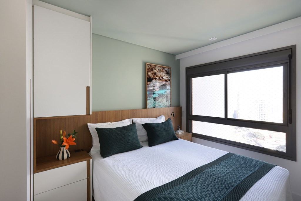 reforma-aumenta-espaco-de-armazenamento-em-ape-de-70-m²-casa.com-lilutz-arquitetura-mariana-orsi-39 Quarto de casa, em tons de verde, branco e madeira