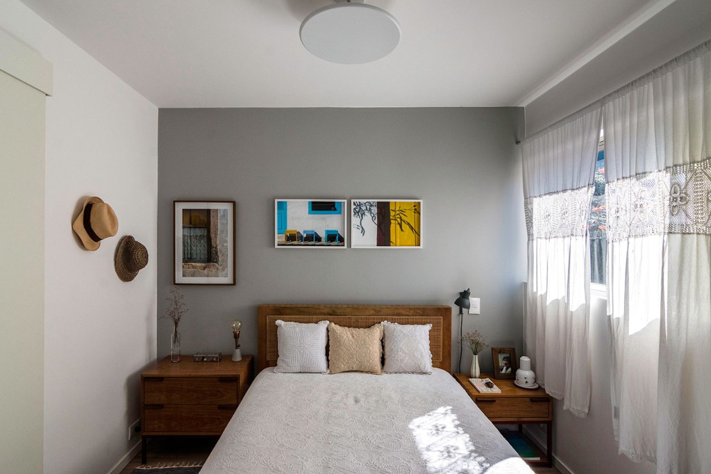 reforma-garante-personalidade-e-conforto-para-um-apartamento-de-70-m²-casa.com-hoearquitetura-eli-k-hayasaka-14-quarto-de-casal Quarto de casal com cama branca e parede cinza