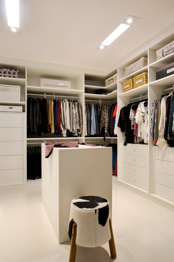 15-cores-de-quadro-definem-paleta-da-área-social-deste-apê-de-165-m-2 Closet de base branca