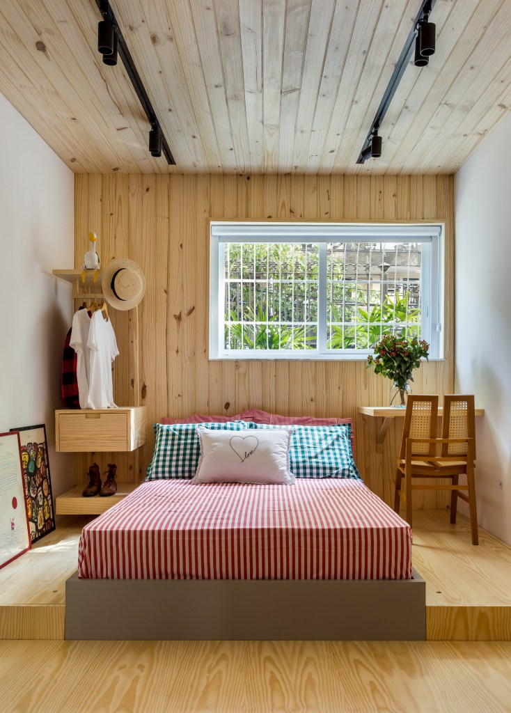 2-ape-de-30-m-3-tem-ares-de-mini-loft-com-toques-de-camping-chic Quarto de apartamento pequeno com painel de madeira