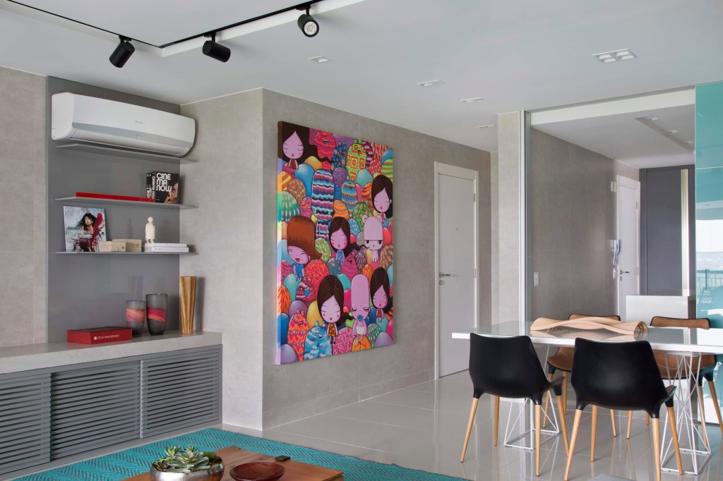 2-cores-de-quadro-definem-paleta-da-área-social-deste-apê-de-165-m-2 Sala integrada à varanda e à cozinha
