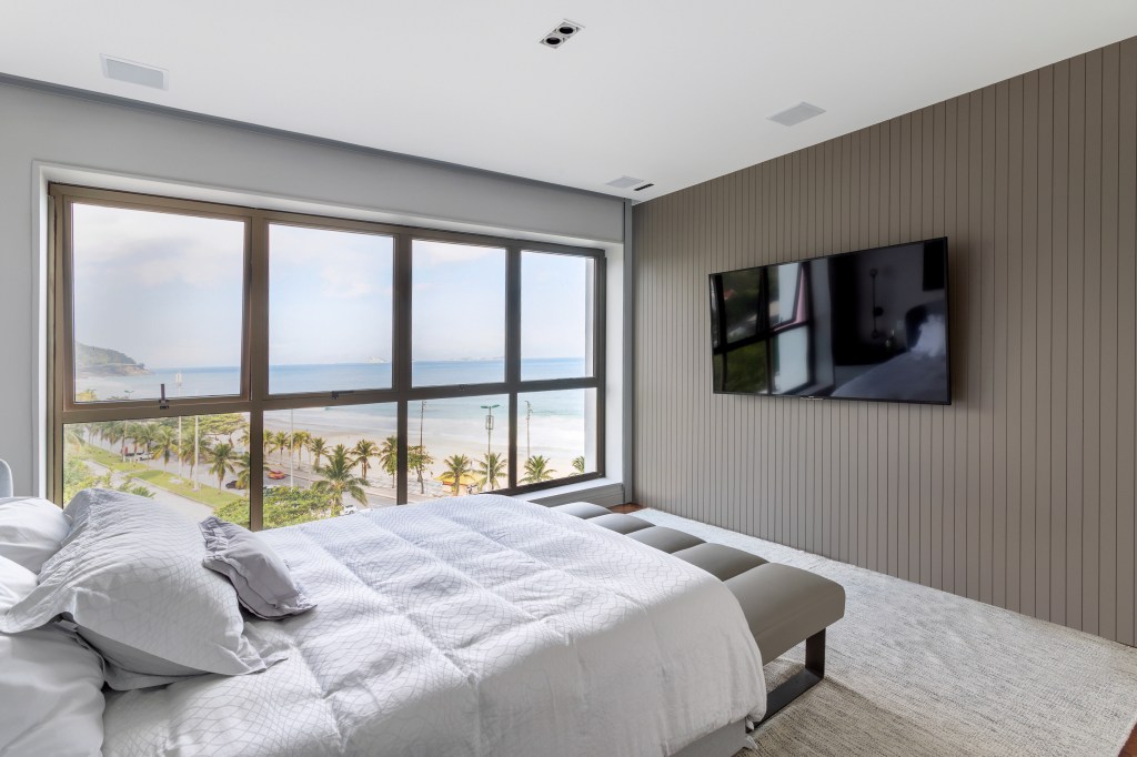 Quarto de casal com vista para o mar e mobiliário solto